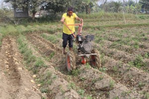 आलु खेतीमा आधुनिक यन्त्र प्रयोग गर्दै किसान   